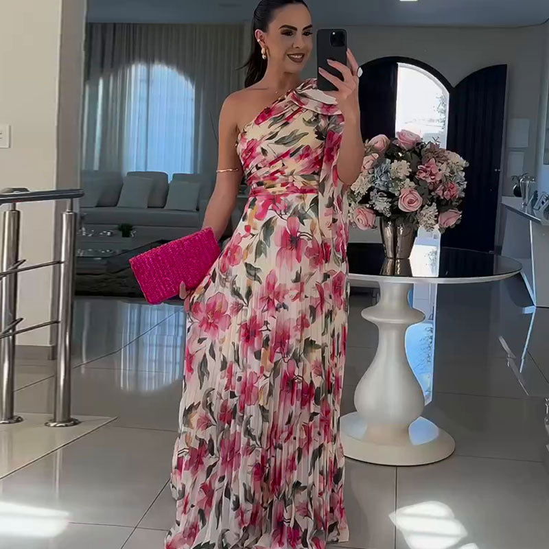 Vestido elegante y popular con estampado floral, hombros descubiertos y plegado.