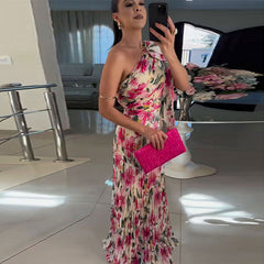Vestido elegante y popular con estampado floral, hombros descubiertos y plegado.