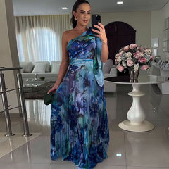 Vestido elegante y popular con estampado floral, hombros descubiertos y plegado.