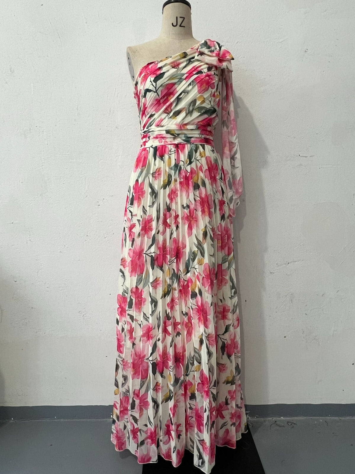 Vestido elegante y popular con estampado floral, hombros descubiertos y plegado.