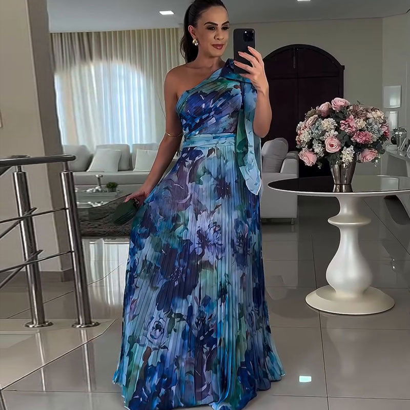 Vestido elegante y popular con estampado floral, hombros descubiertos y plegado.