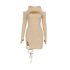 Vestido ajustado con encaje y aberturas en la cadera