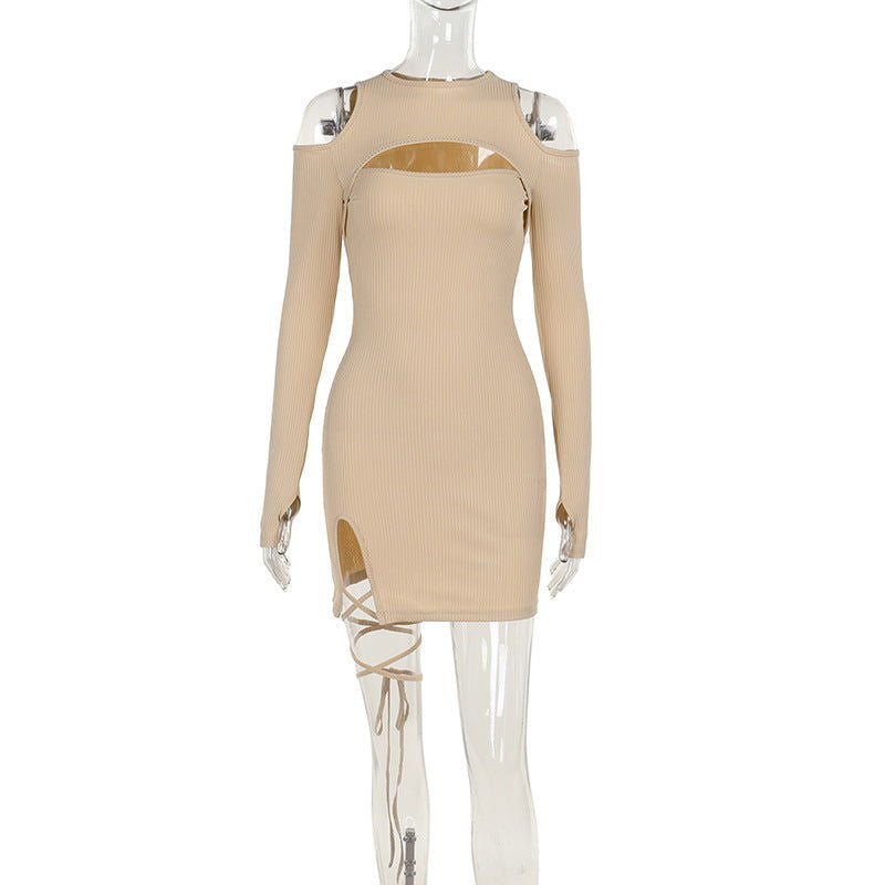 Vestido ajustado con encaje y aberturas en la cadera