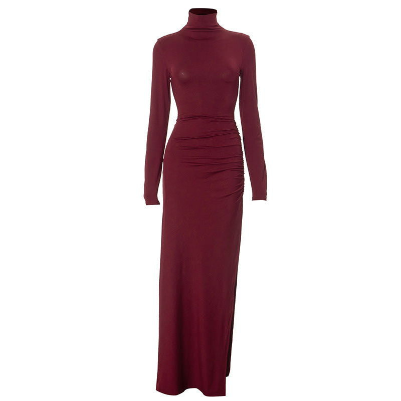 Vestido largo ajustado con abertura y mangas largas y cuello medio alto de color liso