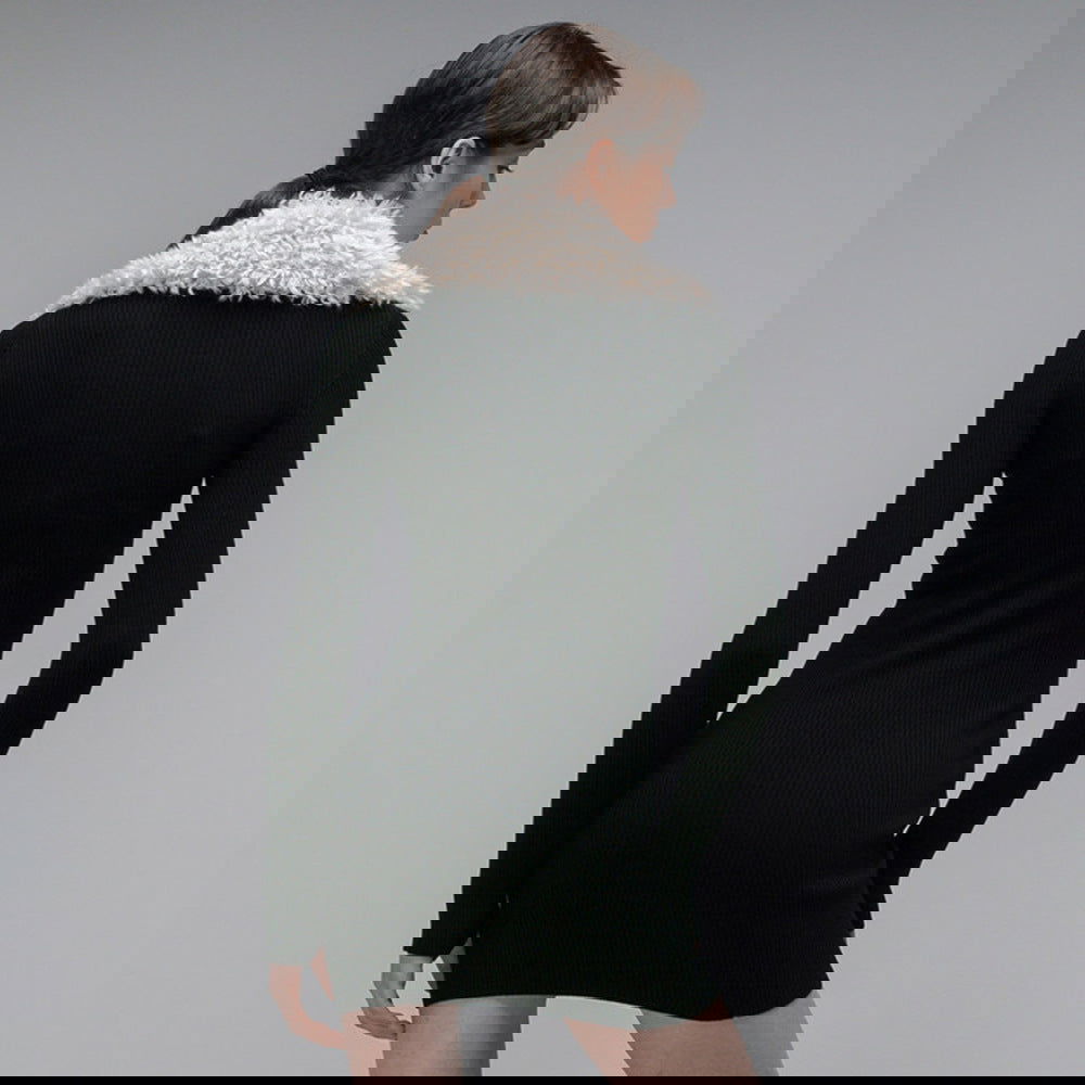 Cuello de piel negro con cremallera y diseño elástico de StCollar