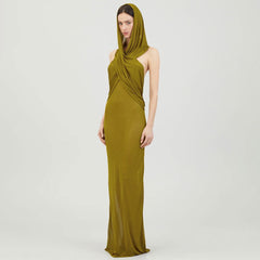 Vestido cruzado de tul con capucha y espalda descubierta, de dos posiciones y con capucha de cúrcuma