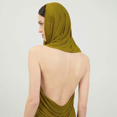 Vestido cruzado de tul con capucha y espalda descubierta, de dos posiciones y con capucha de cúrcuma