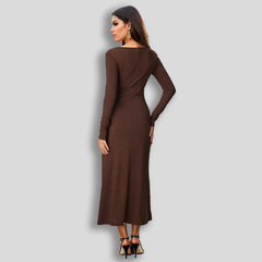 Vestido largo elegante con cuello cuadrado y manga larga y dobladillo ancho