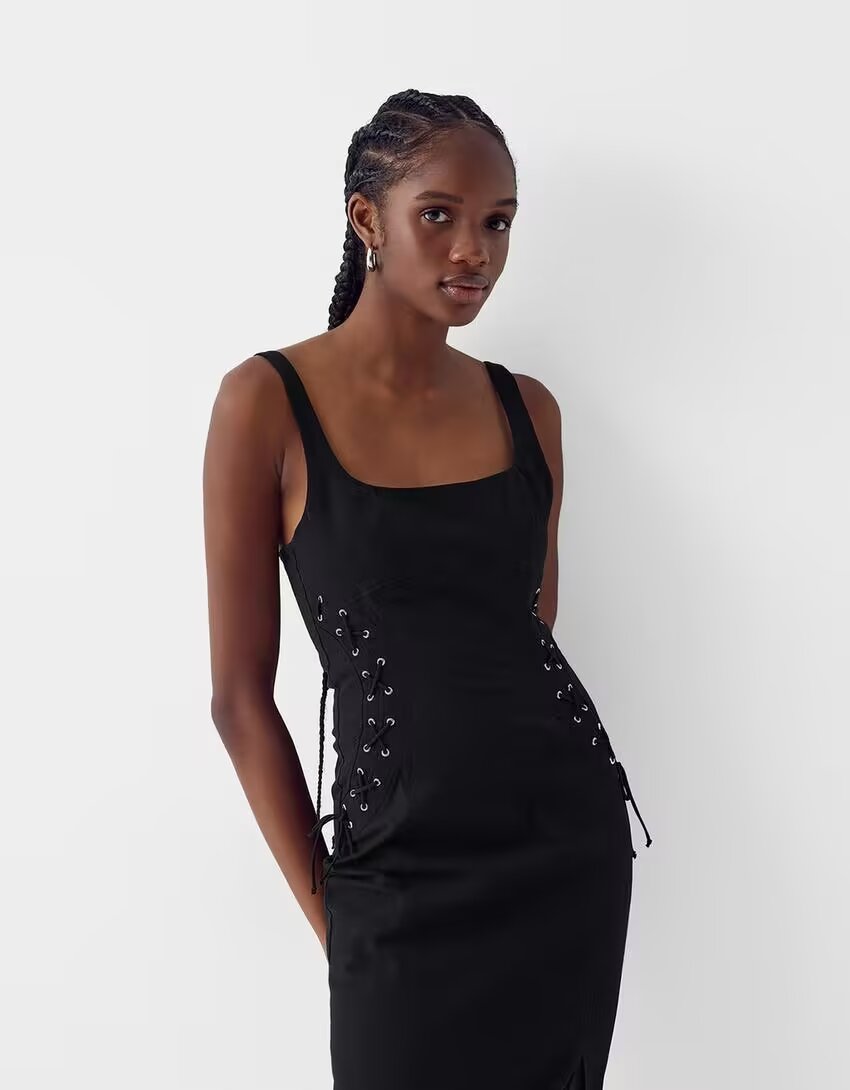 Vestido largo elegante con cordones y tirantes