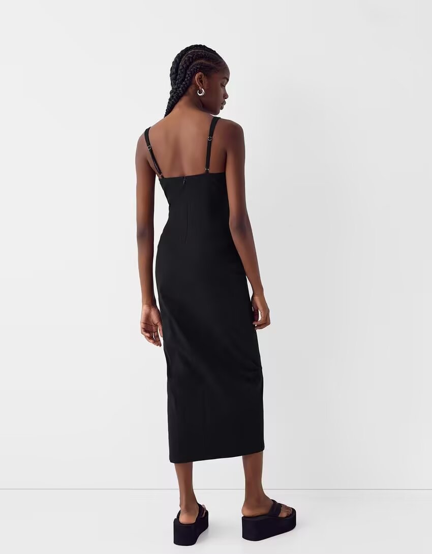 Vestido largo elegante con cordones y tirantes