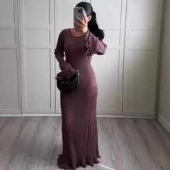 Vestido ajustado de manga larga con cuello redondo y orillo de color liso