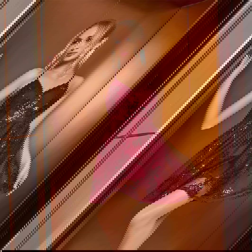 Vestido amplio con tirantes cruzados y espalda descubierta