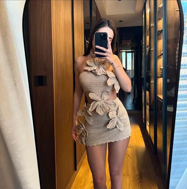 Vestido playero con cuello halter y aberturas florales para vacaciones de verano