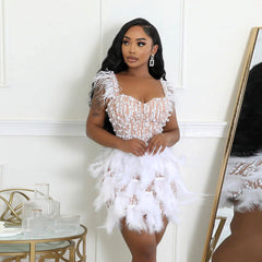 Vestido corto de fiesta de lujo de alta gama con escote en V, cintura ajustada y plumas de cuentas