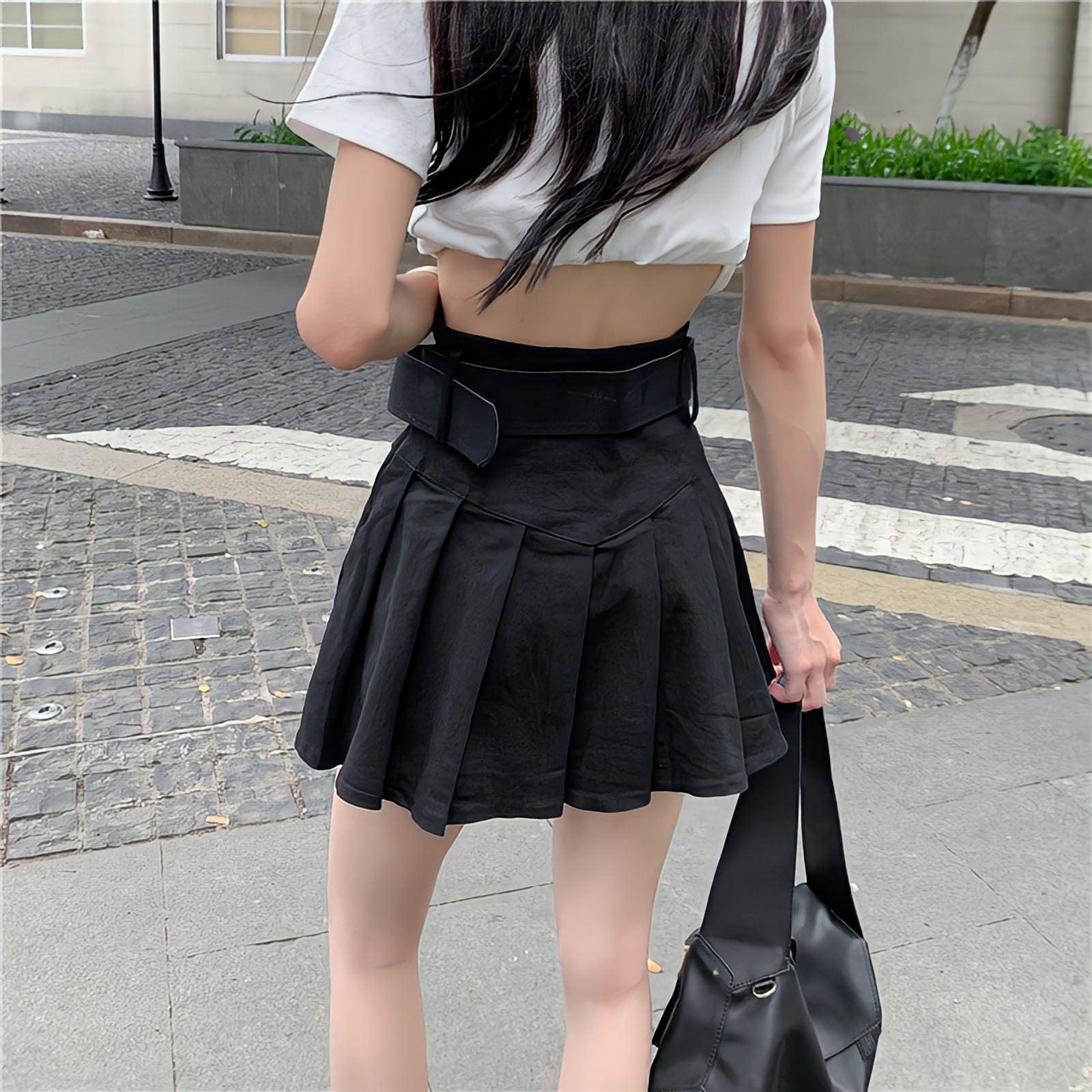 Plissierter Minirock mit Gürteldetail