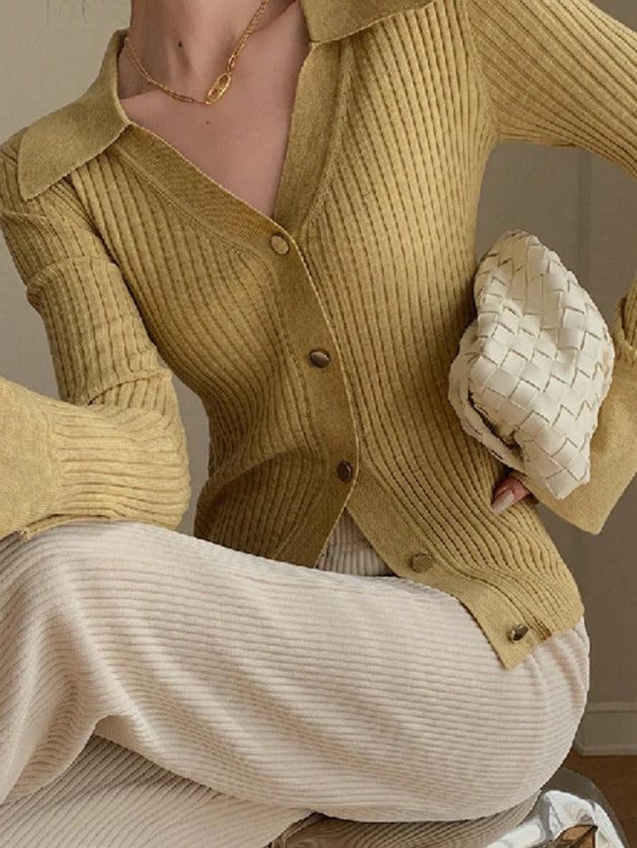 Einfarbige gerippte Strickjacke mit V-Ausschnitt und Metallknöpfen
