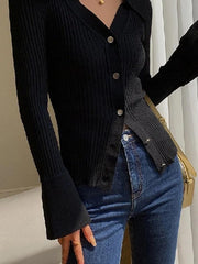 Einfarbige gerippte Strickjacke mit V-Ausschnitt und Metallknöpfen