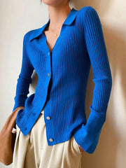 Einfarbige gerippte Strickjacke mit V-Ausschnitt und Metallknöpfen
