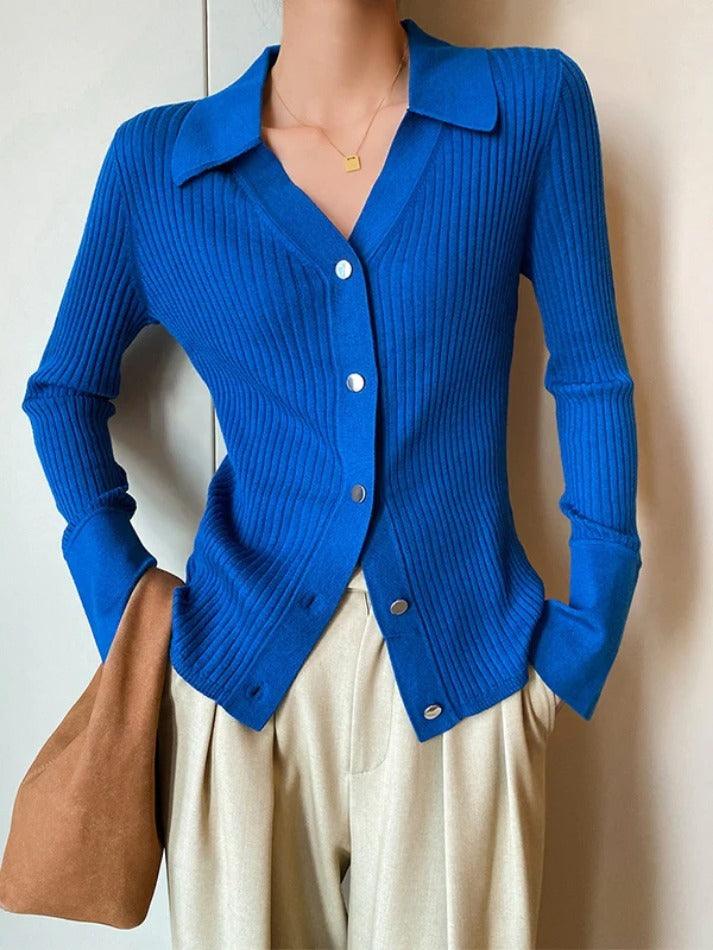 Einfarbige gerippte Strickjacke mit V-Ausschnitt und Metallknöpfen