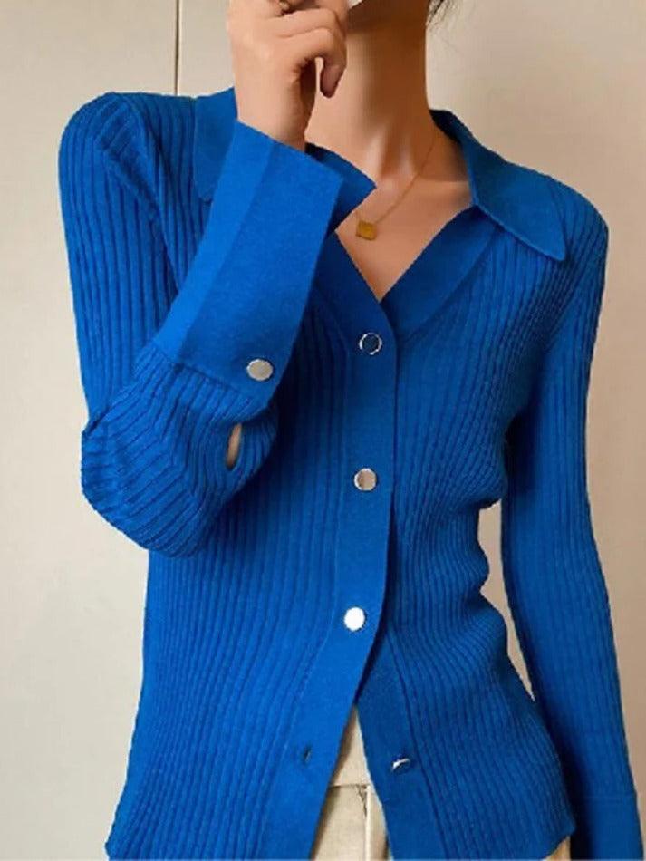Einfarbige gerippte Strickjacke mit V-Ausschnitt und Metallknöpfen