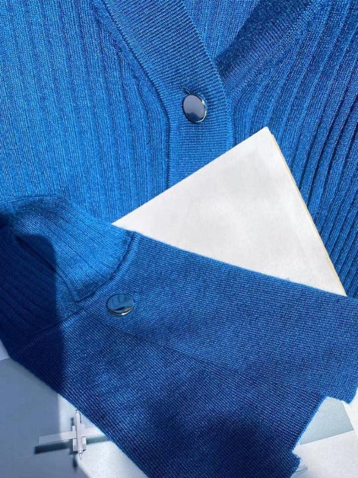Einfarbige gerippte Strickjacke mit V-Ausschnitt und Metallknöpfen
