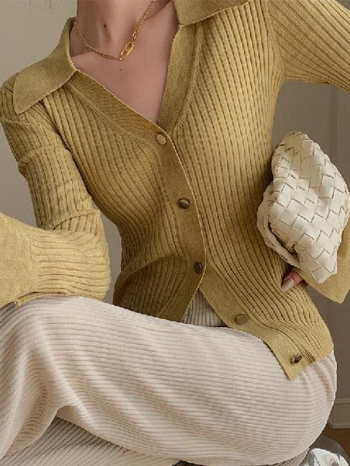 Einfarbige gerippte Strickjacke mit V-Ausschnitt und Metallknöpfen