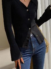 Einfarbige gerippte Strickjacke mit V-Ausschnitt und Metallknöpfen