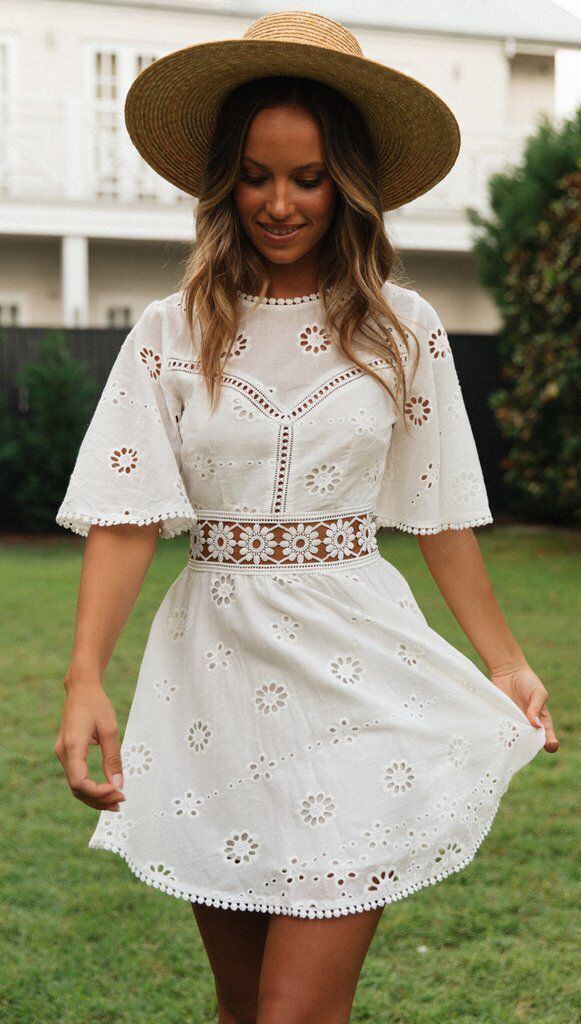 Vestido de algodón con borlas y aberturas en la espalda con bordado de ojales