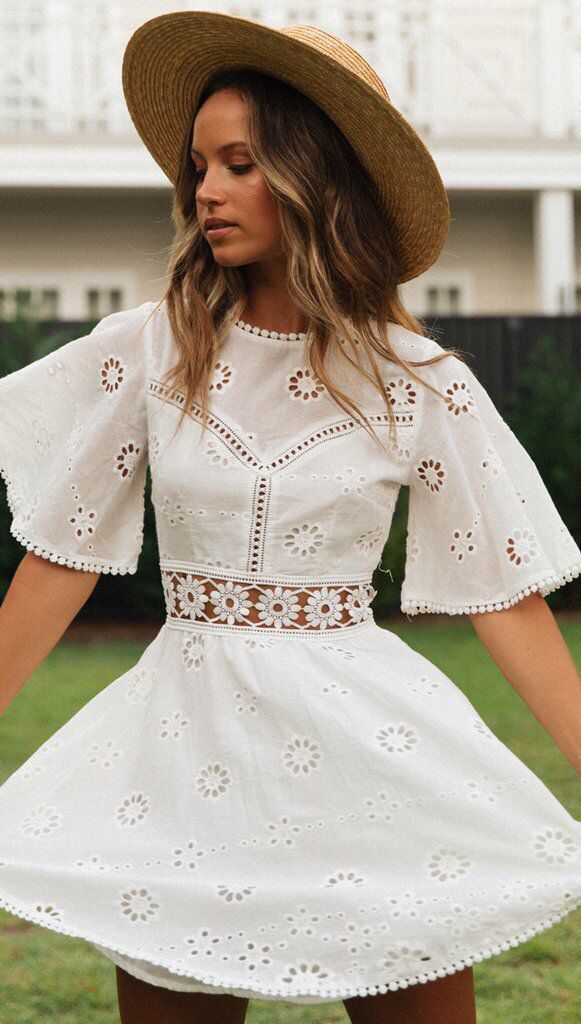 Vestido de algodón con borlas y aberturas en la espalda con bordado de ojales