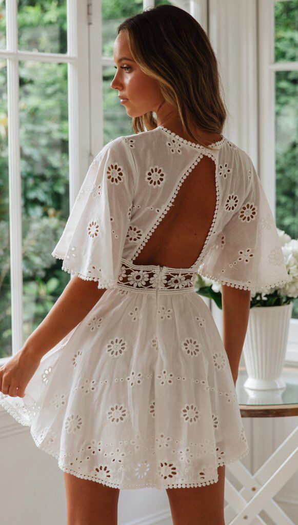 Vestido de algodón con borlas y aberturas en la espalda con bordado de ojales