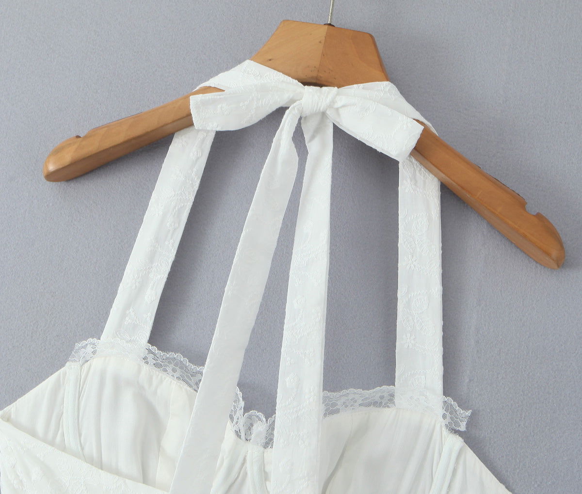 Vestido con tirantes y cuello halter de encaje sencillo de FallFresh