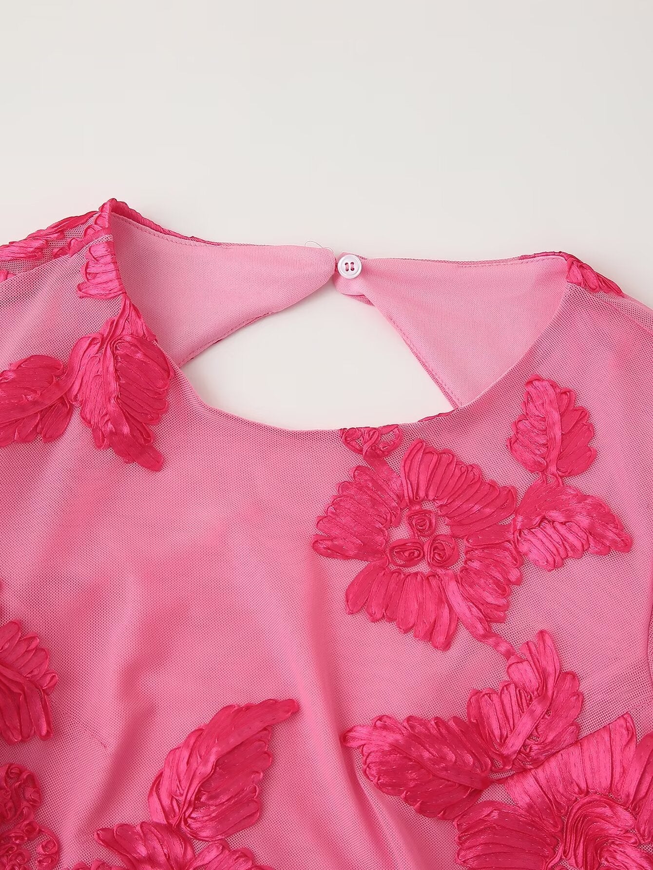 Vestido sin espalda de manga larga con estampado floral y placa tridimensional con abertura en la espalda y cuello redondo de otoño