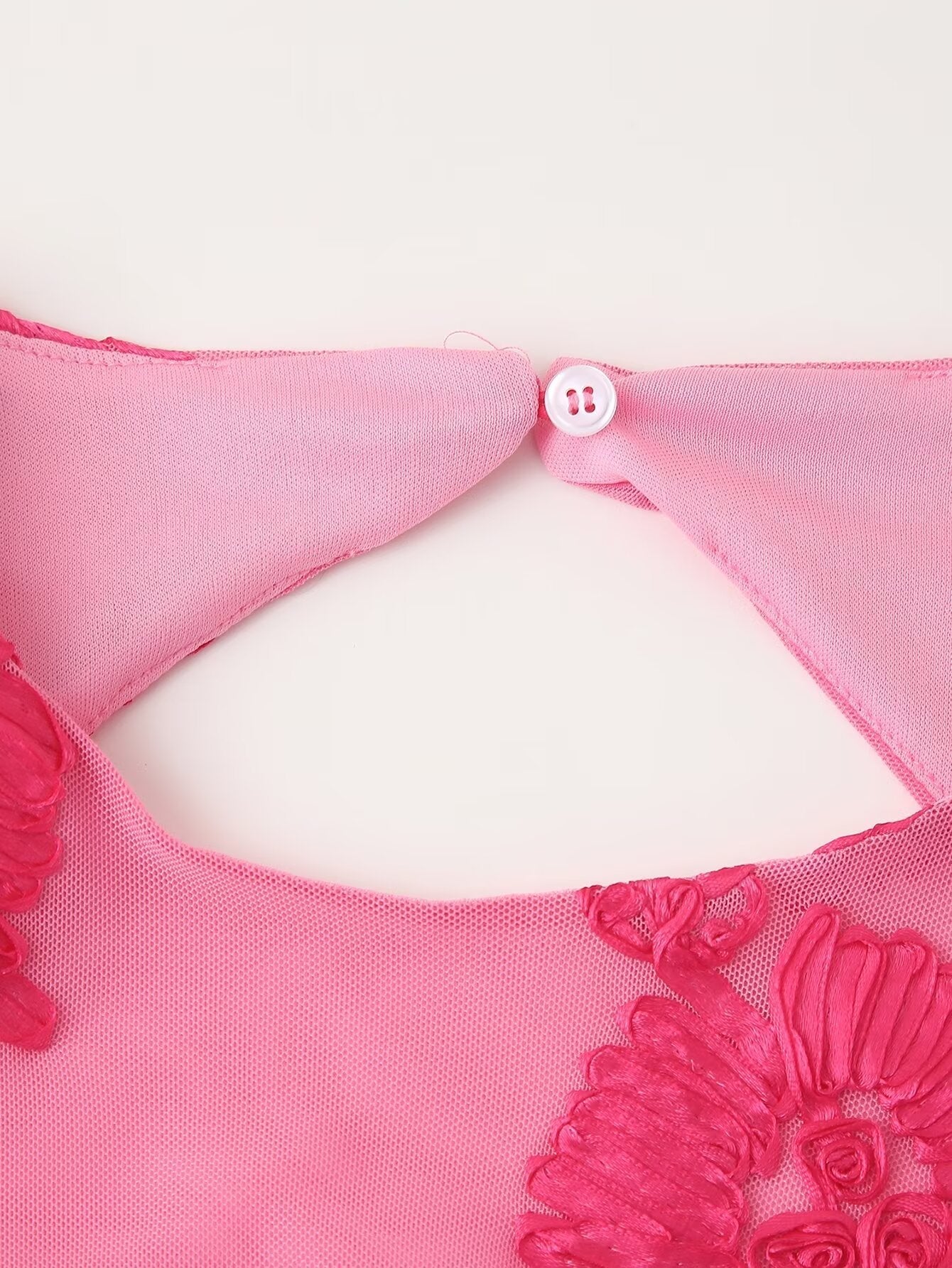 Vestido sin espalda de manga larga con estampado floral y placa tridimensional con abertura en la espalda y cuello redondo de otoño