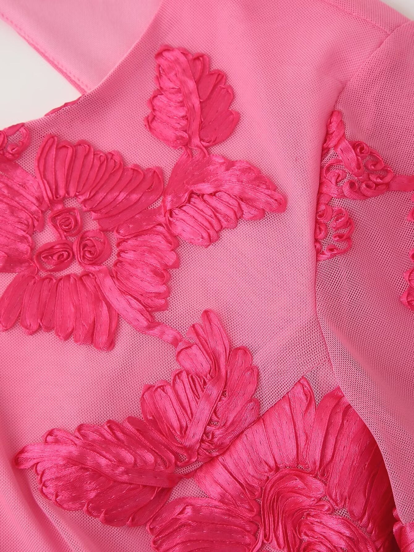 Vestido sin espalda de manga larga con estampado floral y placa tridimensional con abertura en la espalda y cuello redondo de otoño