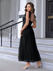 Vestido de noche de moda con hombros descubiertos y dobladillo plisado de malla