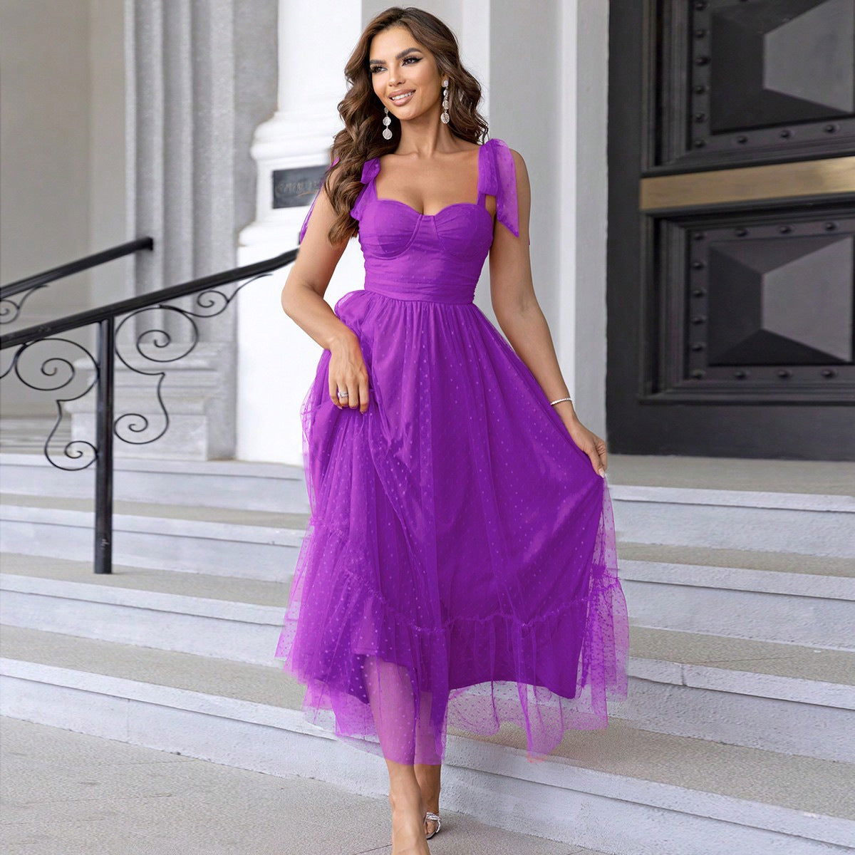 Vestido de noche de moda con hombros descubiertos y dobladillo plisado de malla