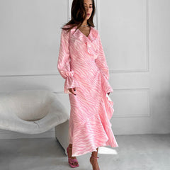 Vestido largo con encaje, mangas acampanadas, cuello en V y volantes en color rosa suave y elegante