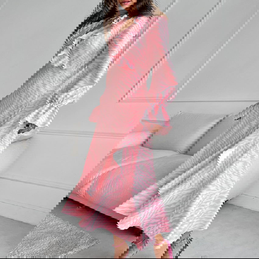 Vestido largo con encaje, mangas acampanadas, cuello en V y volantes en color rosa suave y elegante