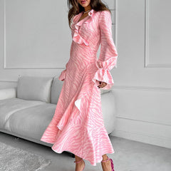 Vestido largo con encaje, mangas acampanadas, cuello en V y volantes en color rosa suave y elegante