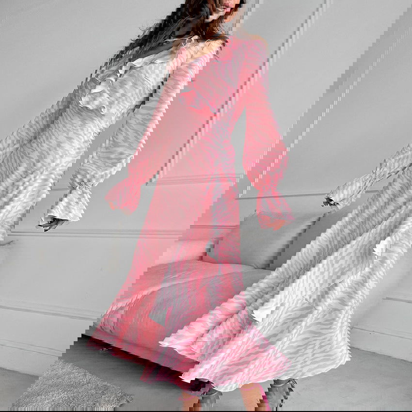 Vestido largo con encaje, mangas acampanadas, cuello en V y volantes en color rosa suave y elegante