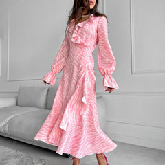 Vestido largo con encaje, mangas acampanadas, cuello en V y volantes en color rosa suave y elegante