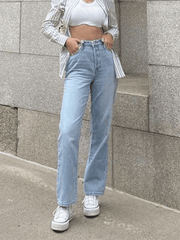 Hellblaue, verwaschene Straight Boyfriendjeans