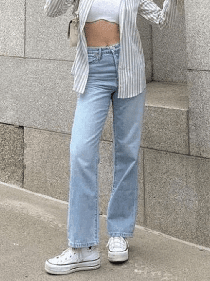 Hellblaue, verwaschene Straight Boyfriendjeans