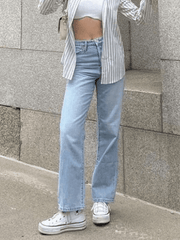 Hellblaue, verwaschene Straight Boyfriendjeans