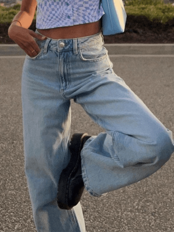 Hellblaue, verwaschene Straight Boyfriendjeans