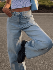 Hellblaue, verwaschene Straight Boyfriendjeans