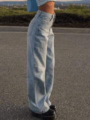 Hellblaue, verwaschene Straight Boyfriendjeans