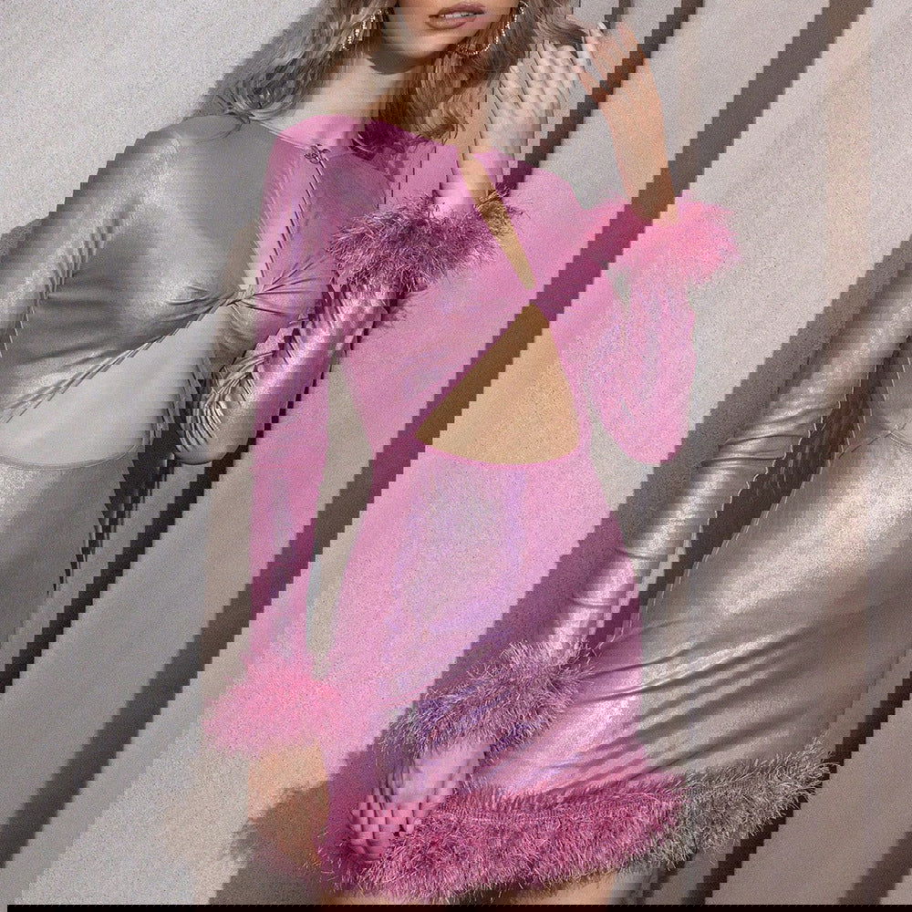 Vestido de fiesta de discoteca con aberturas y plumas, de tela revestida metálica y costuras de primera calidad.