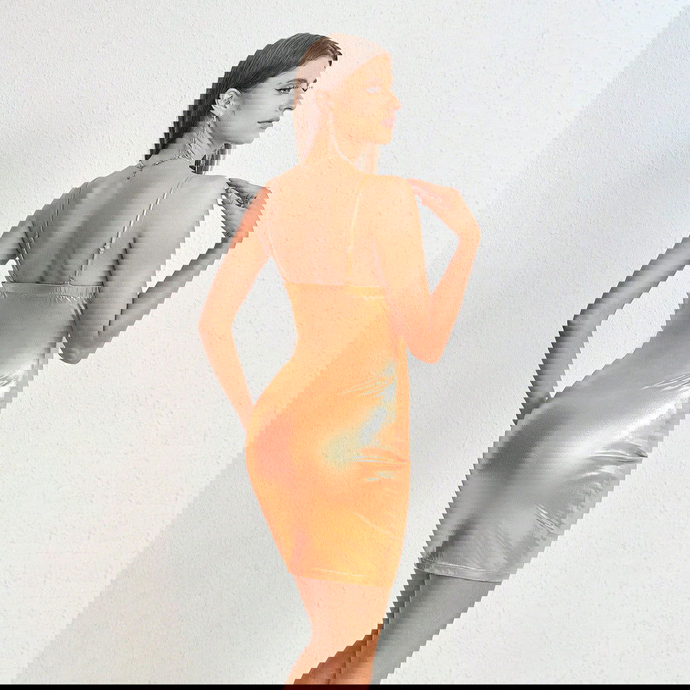 Vestido halter de fiesta con escote halter, espalda descubierta y aberturas en tejido metalizado con revestimiento