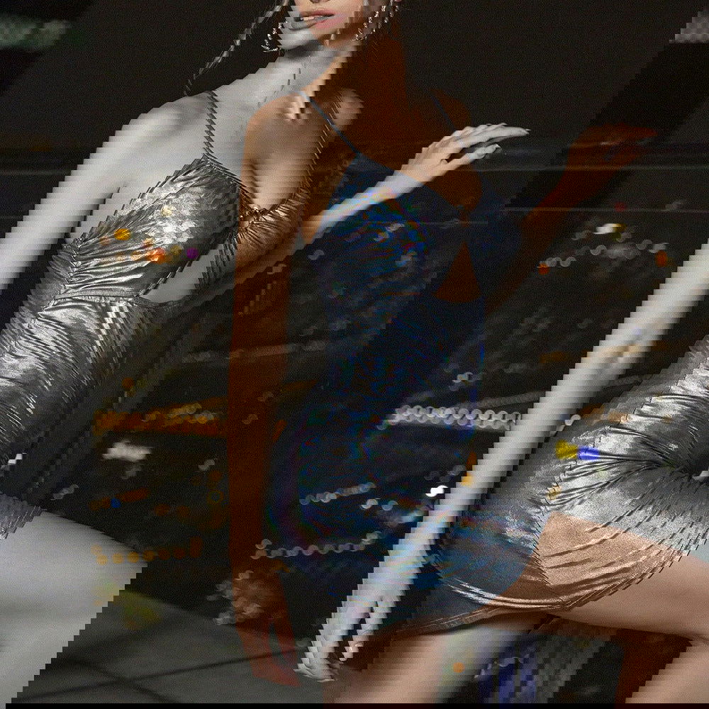 Vestido de noche brillante con tejido recubierto metálico
